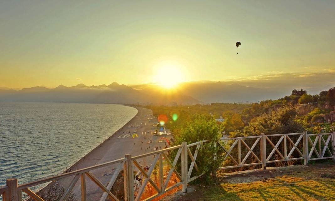 "Sonbaharda Denize Girilir mi?" Sorusunun Yanıtı Antalya'da! 1